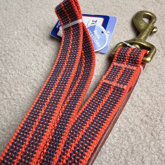 New Top Paw brand 4 Ft leash
Red Striped - Picture 7 of 7